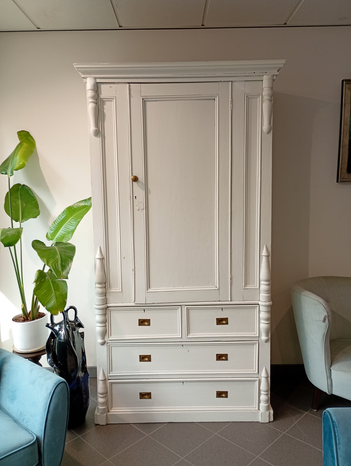 Prachtige kast wit geschilderd massief hout