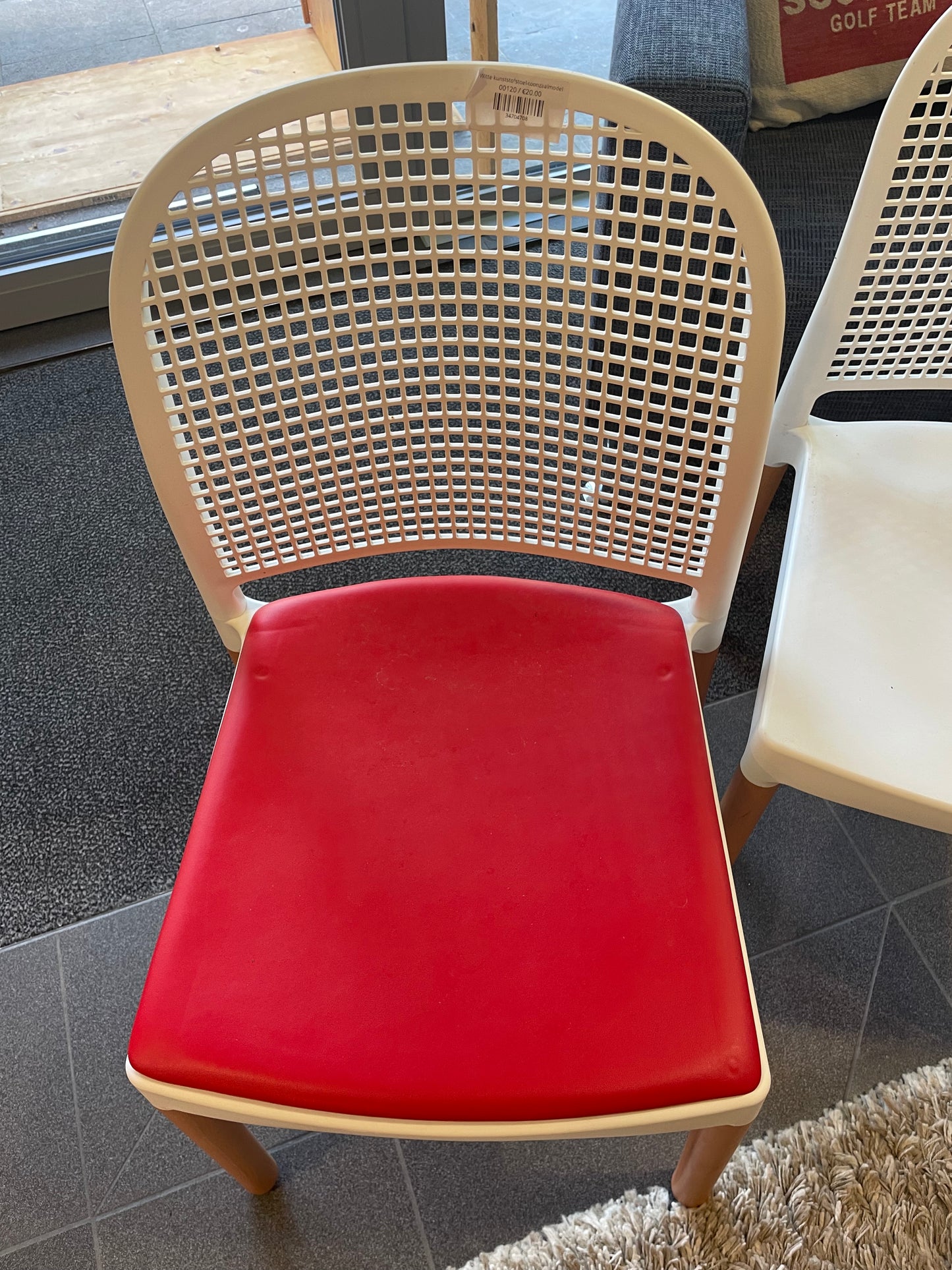 Witte kunststof stoel