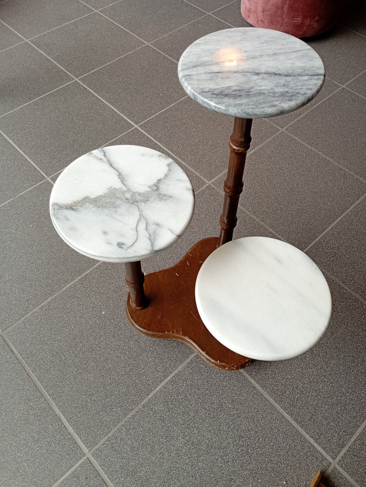 Bijzettafel met 3 marmeren staanders