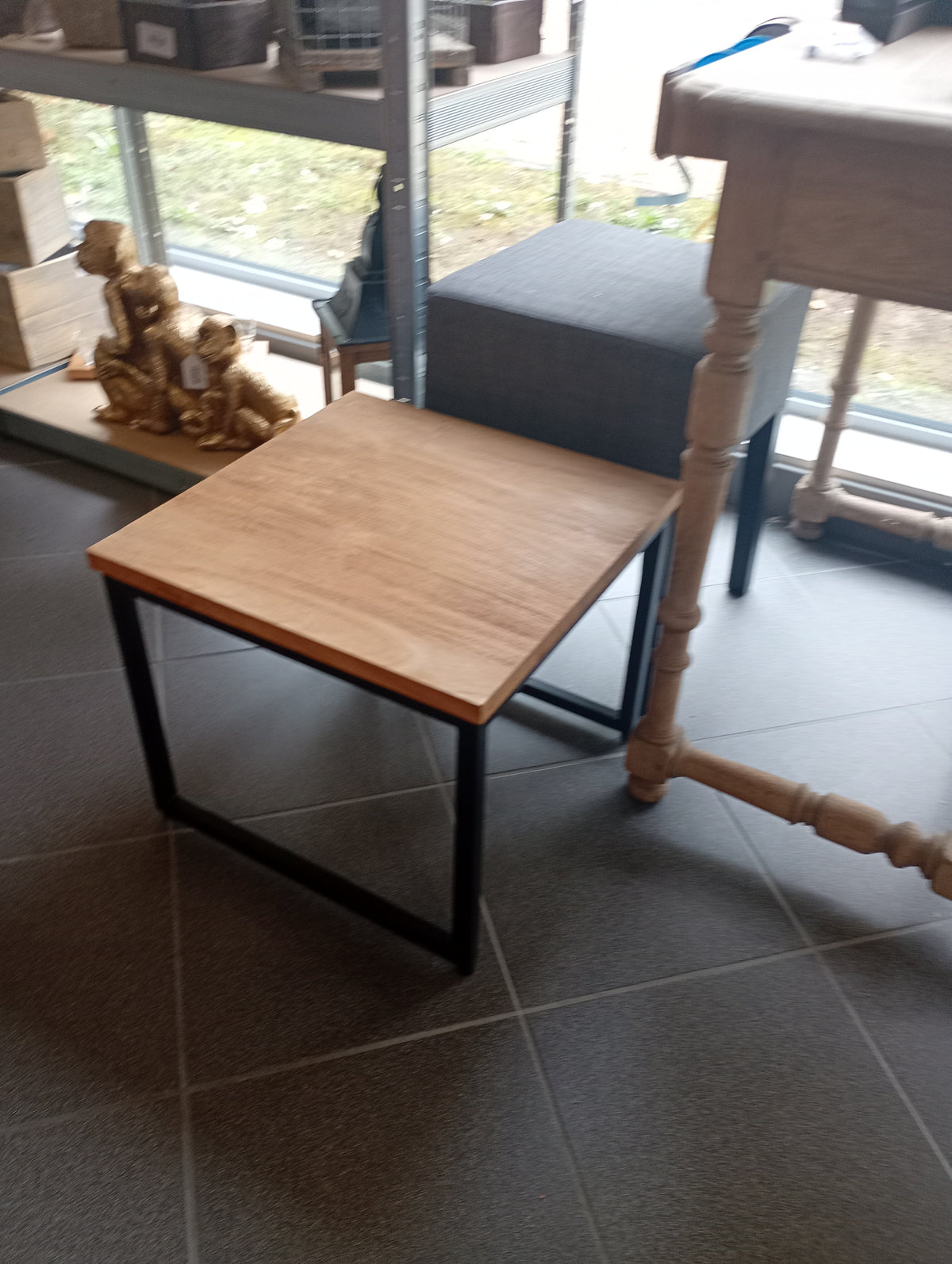 Massief houten bijzettafeltje met metalen onderstel
