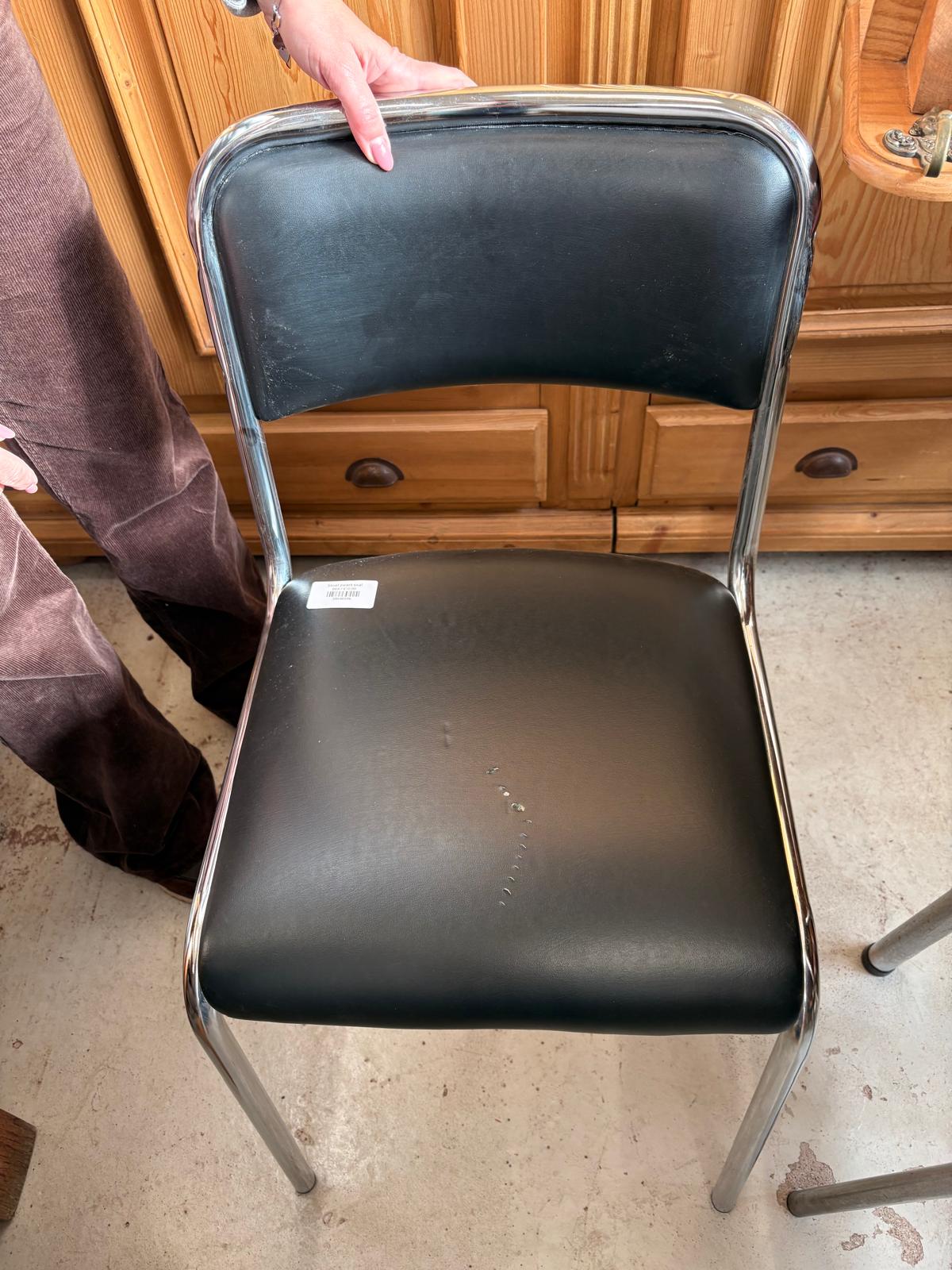 Stoel zitvlak zwart- chrome onderstel