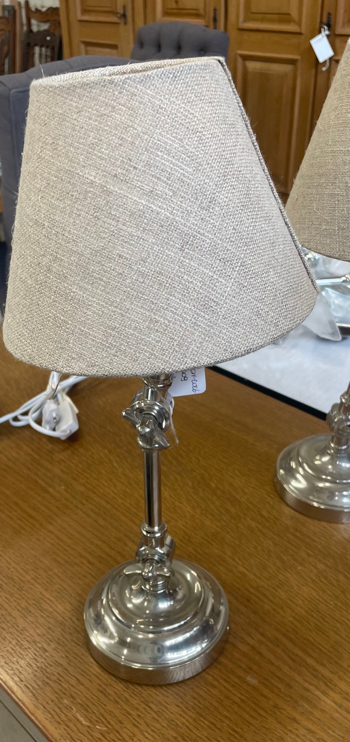 Lamp- beige kap met metalen voet