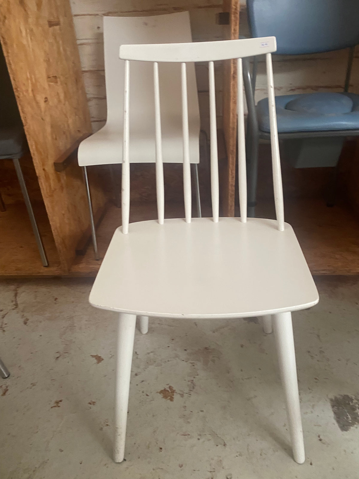 Stoel hout witte spijlen