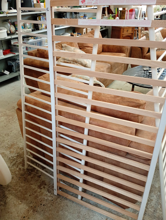 Bedje 2 ontbrekende spijlen + matras