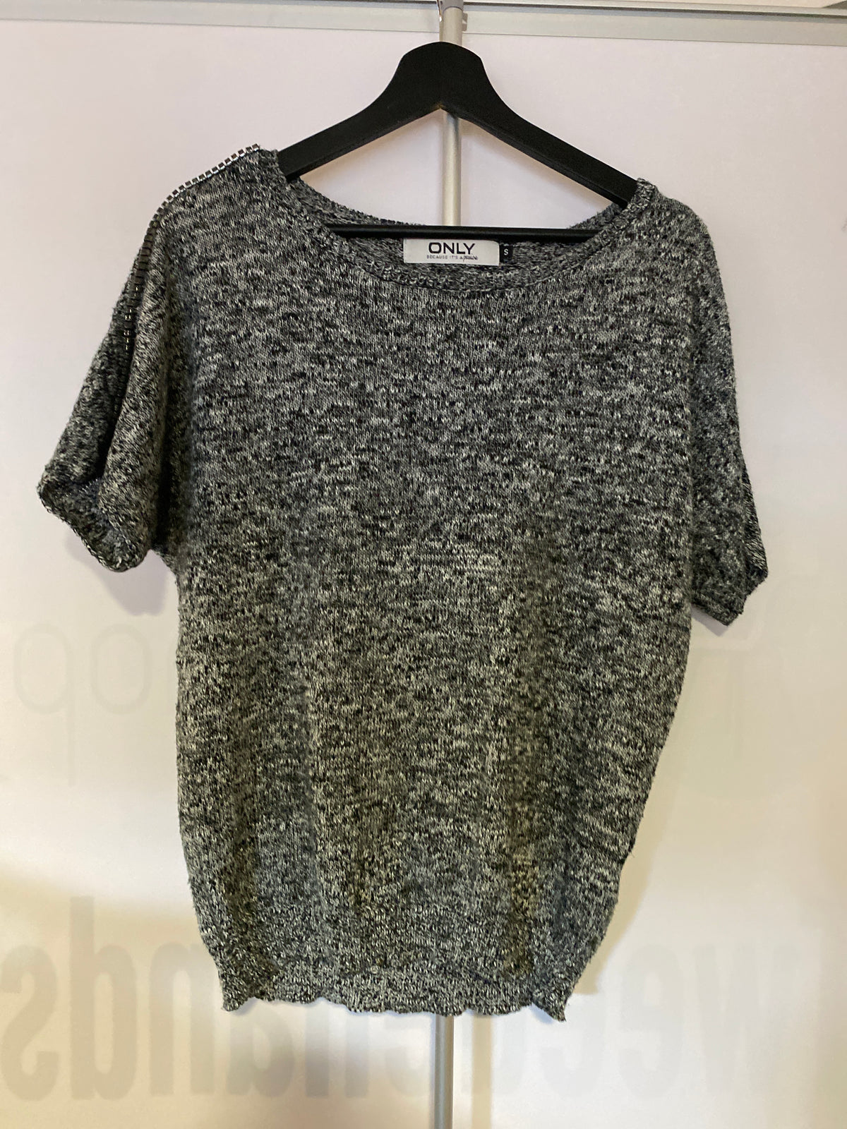 Trui zw/wit only2