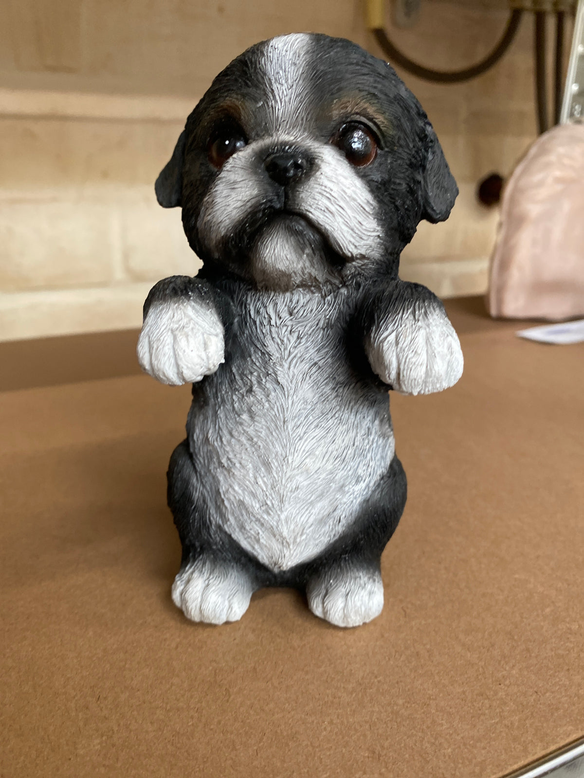 Beeldje puppy zwart
