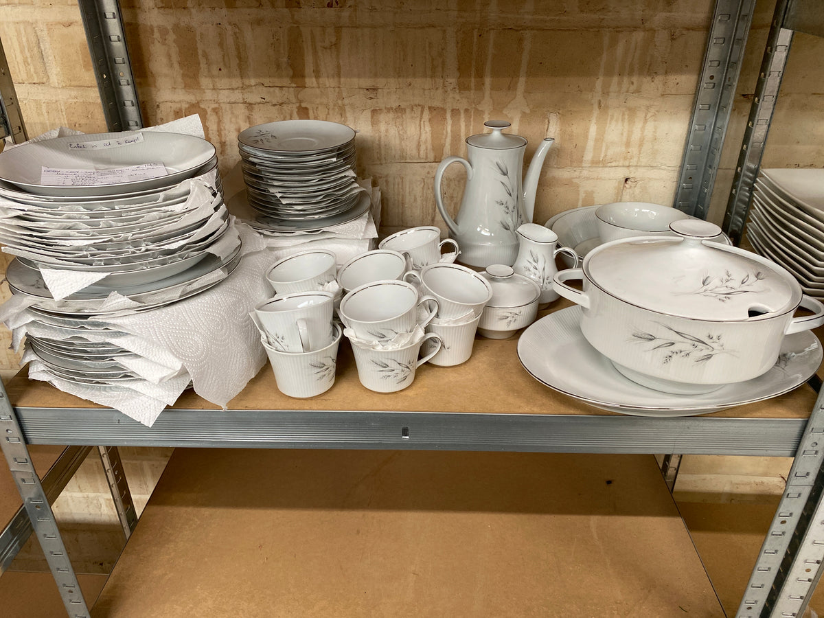 Volledig servies wit/ zwarte bloemen