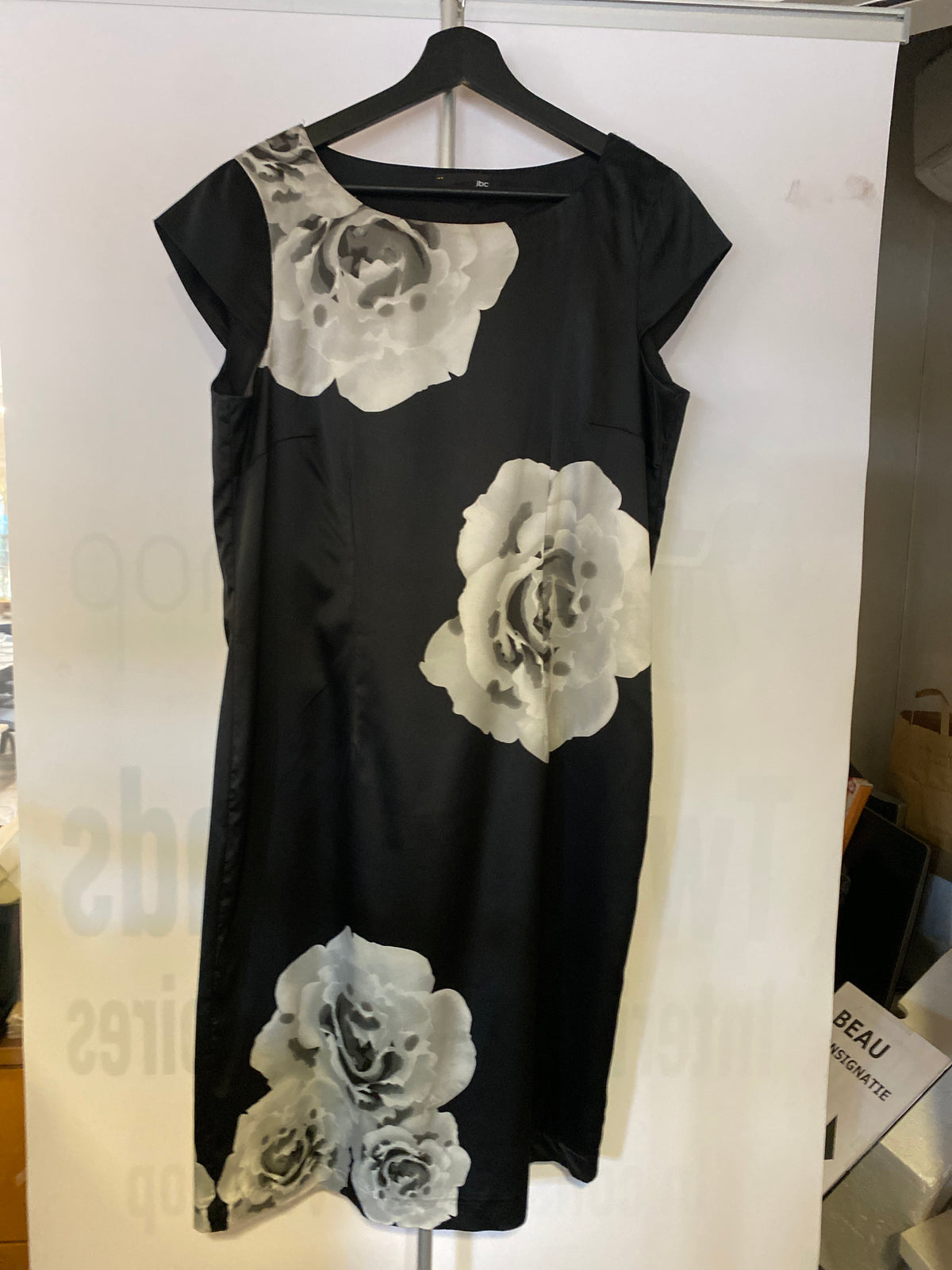 Kleedje half lang zwart/ witte bloem jbc