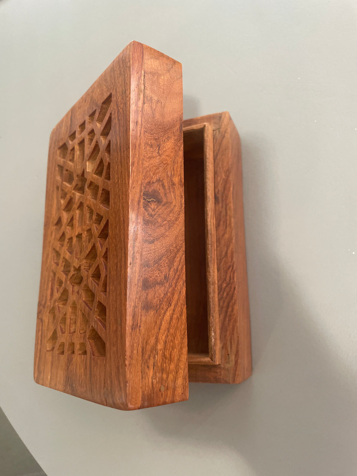 Hand gesneden houten kistje