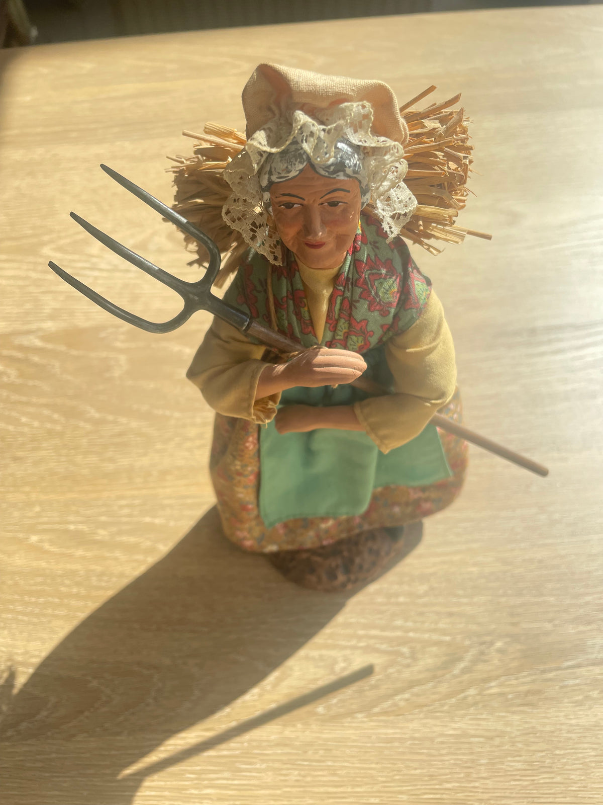 Beeld vrouw met stro