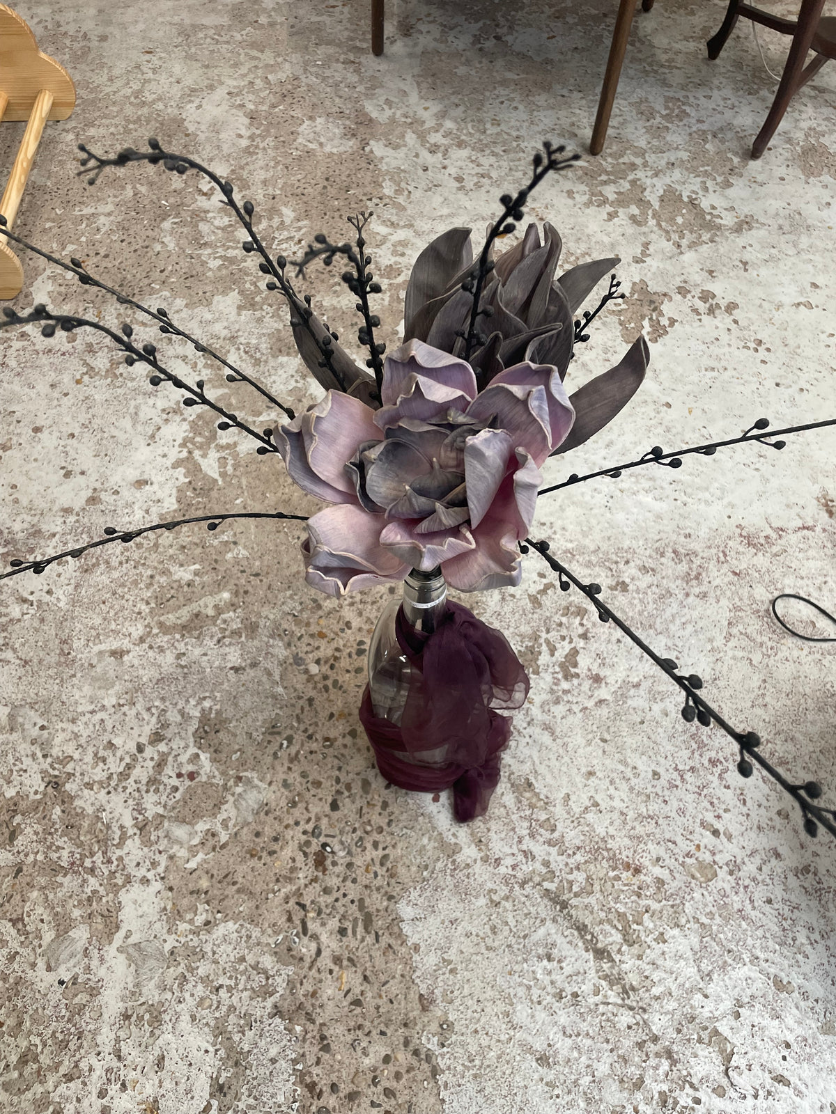 Vaas met purperen bloemen en sjaal