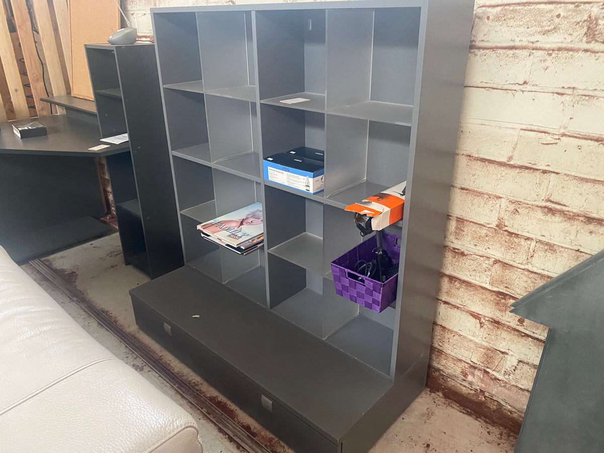 Kast grijs met plexi