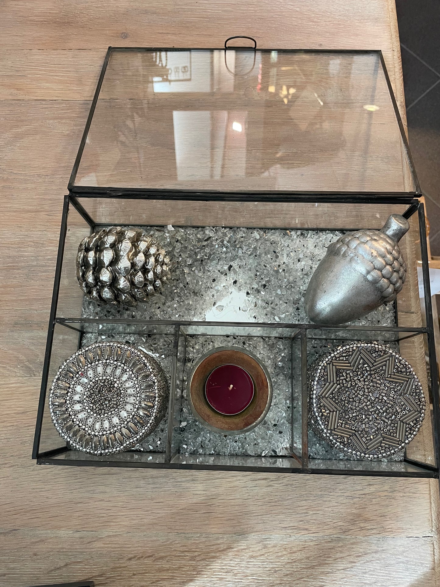 Glazen box met feestelijke tools