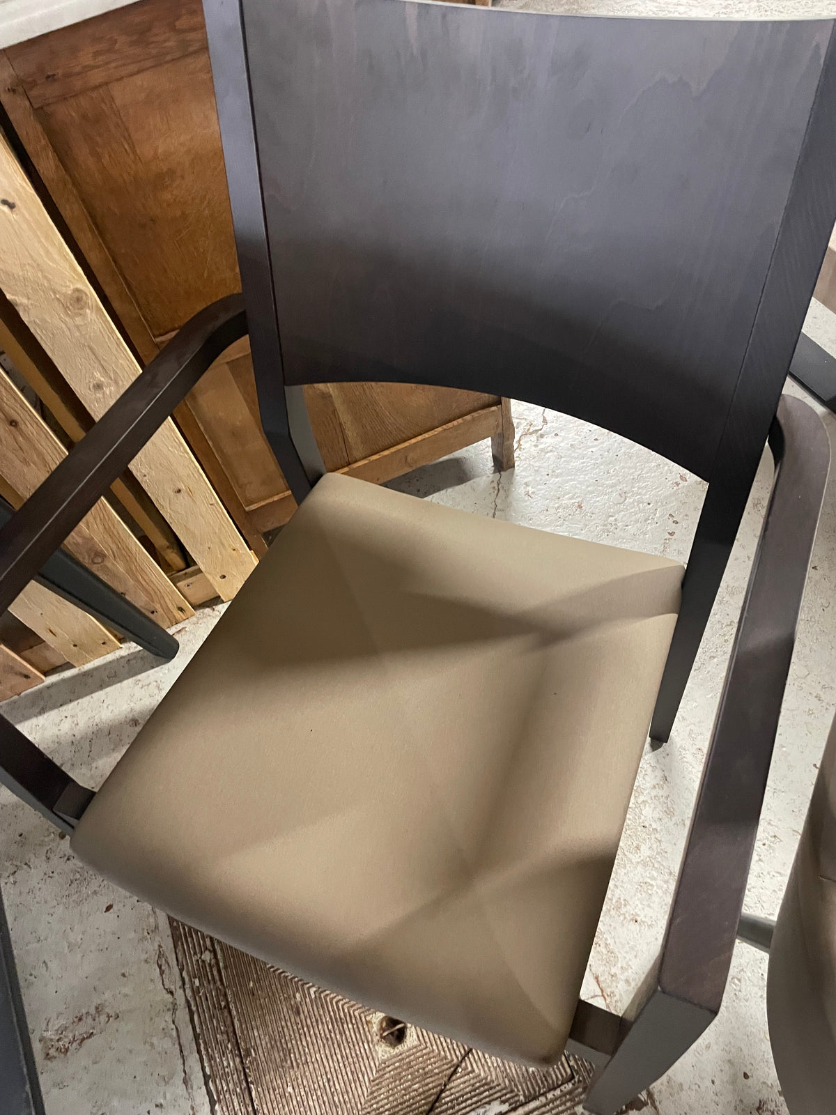 Stoel donker houten frame/ open rug