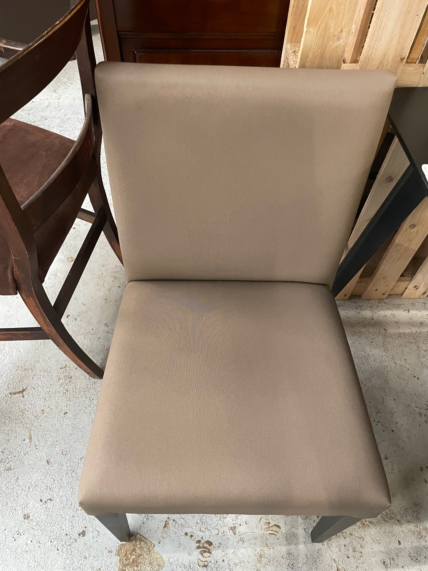 Strakke greeploze designstoel