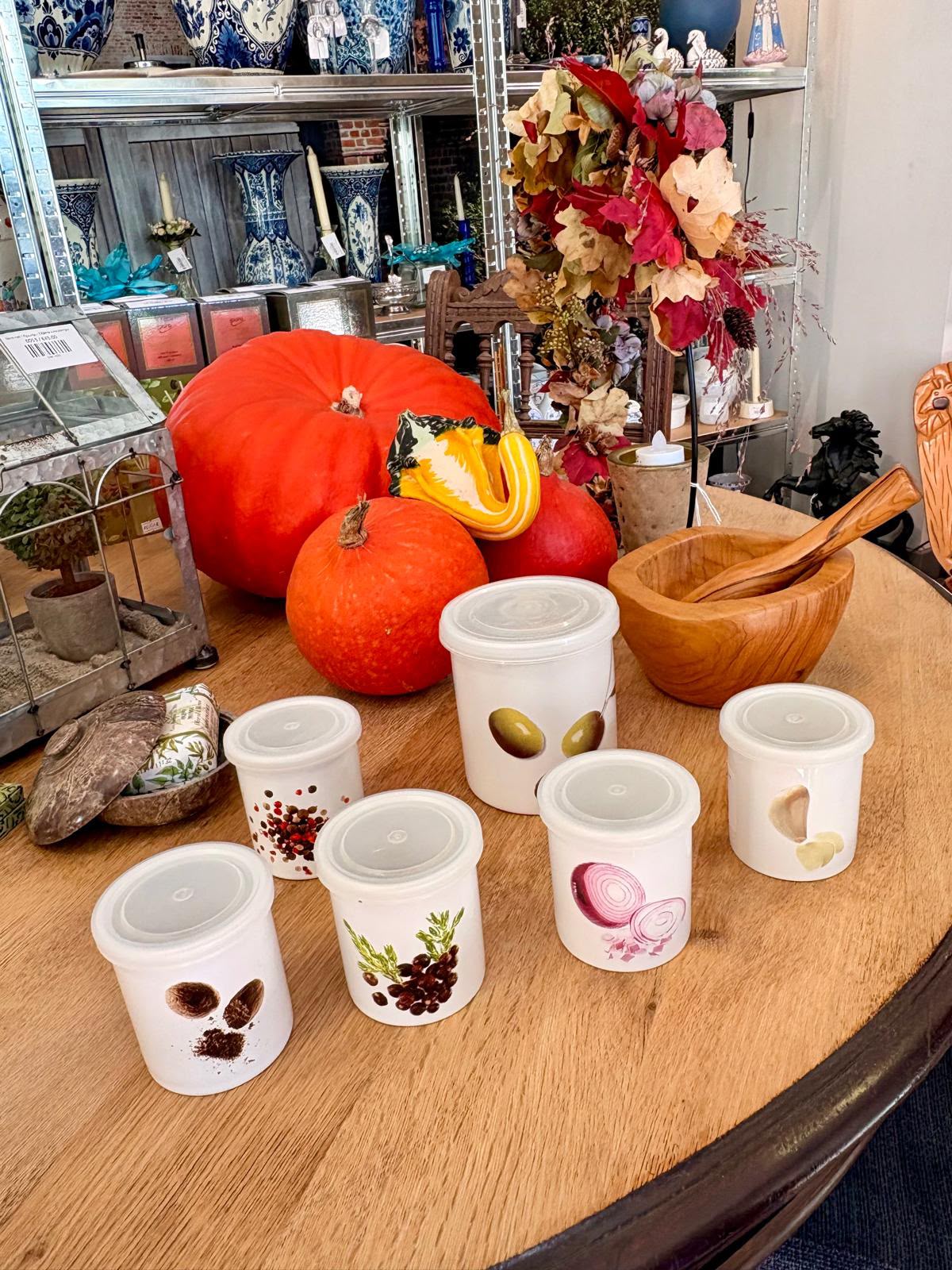Ronde eettafel met najaarsdecoratie, kaarsen en kleine woonaccessoires