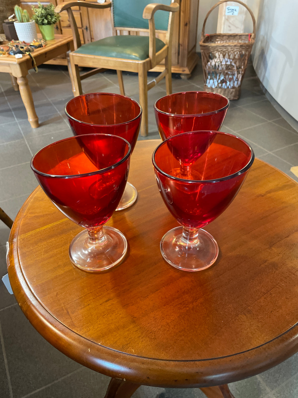 Vintage robijnrode glazen - transparante voet-Set 4