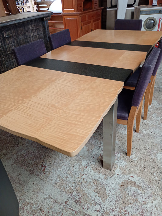 Ambachtelijke eettafel