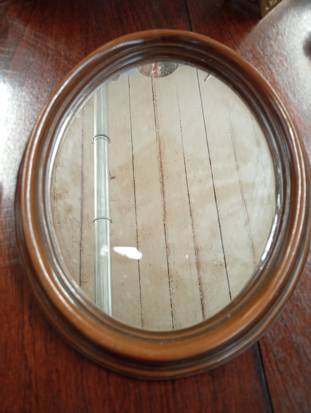 Kleine spiegel-houten frame