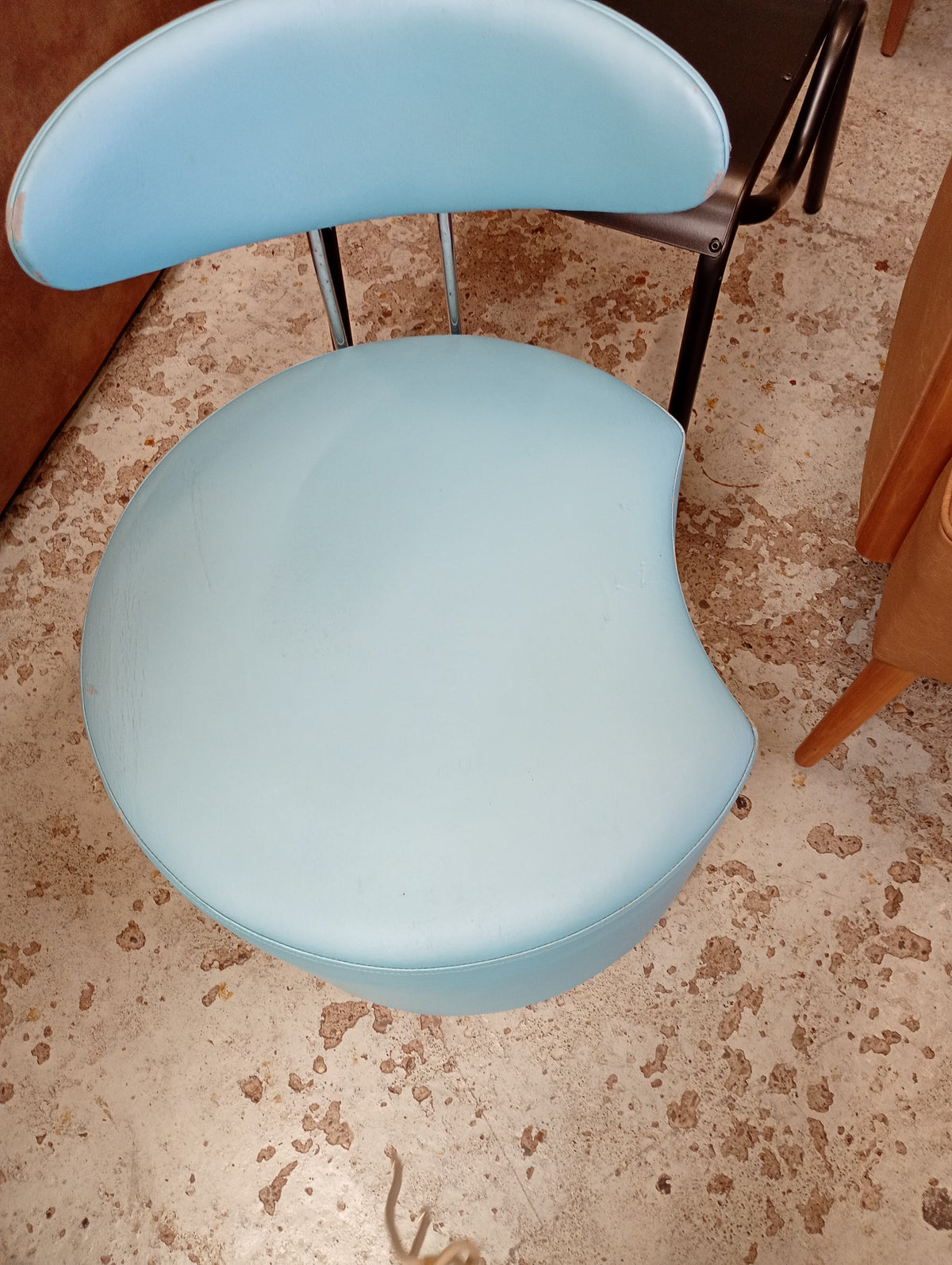 Blauwe stoel kleine schade