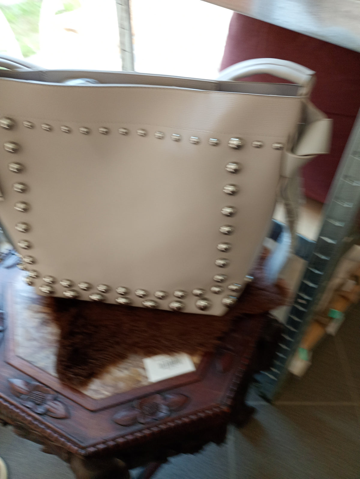 Handtas taupe met zilveren studs