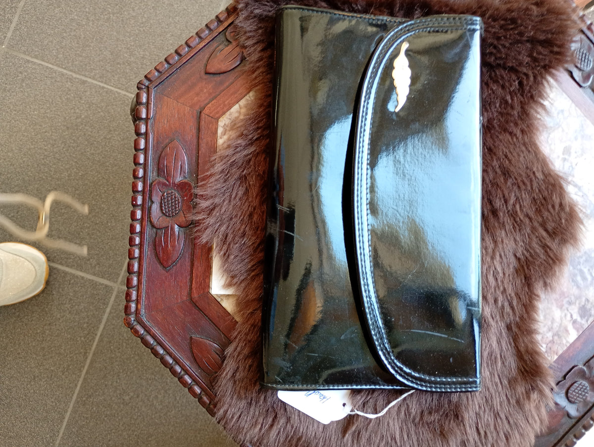 Handtas zwart enveloppe met gouden blad