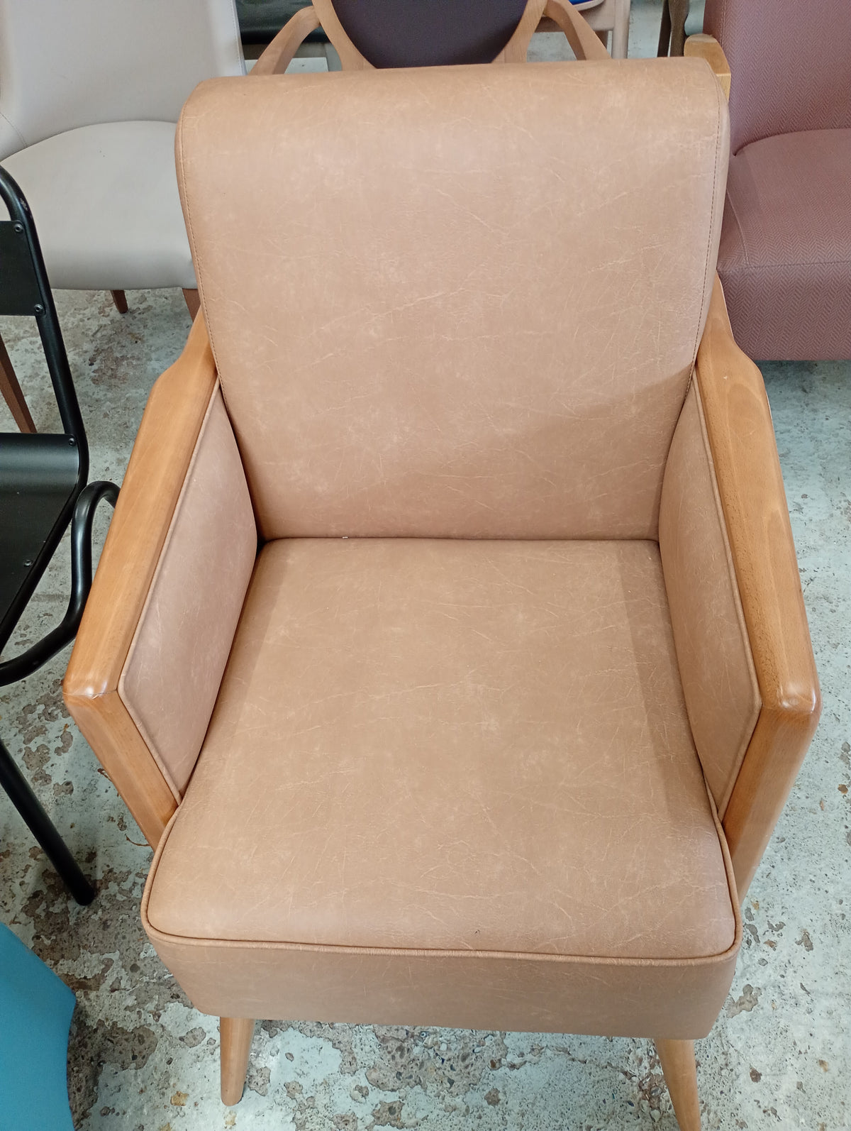 Bruine zetel met hout op leuning