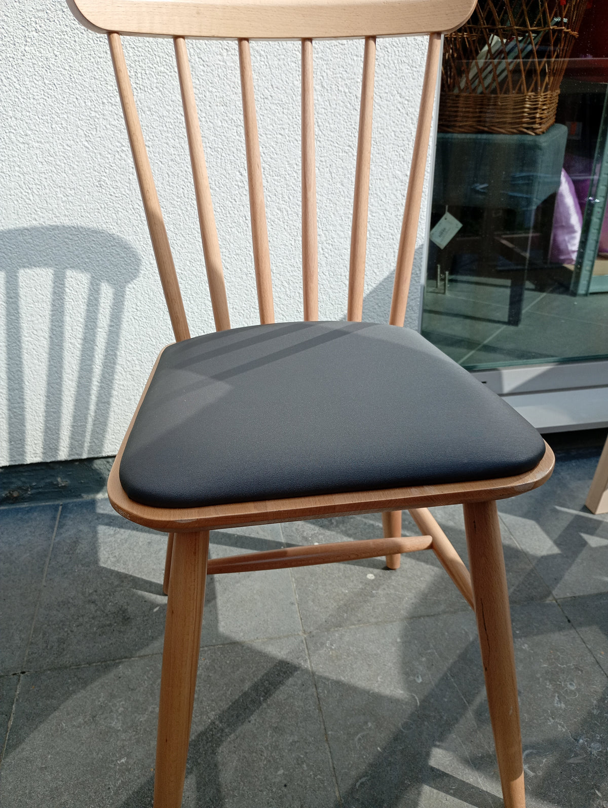 Houten stoel met grijs kussen