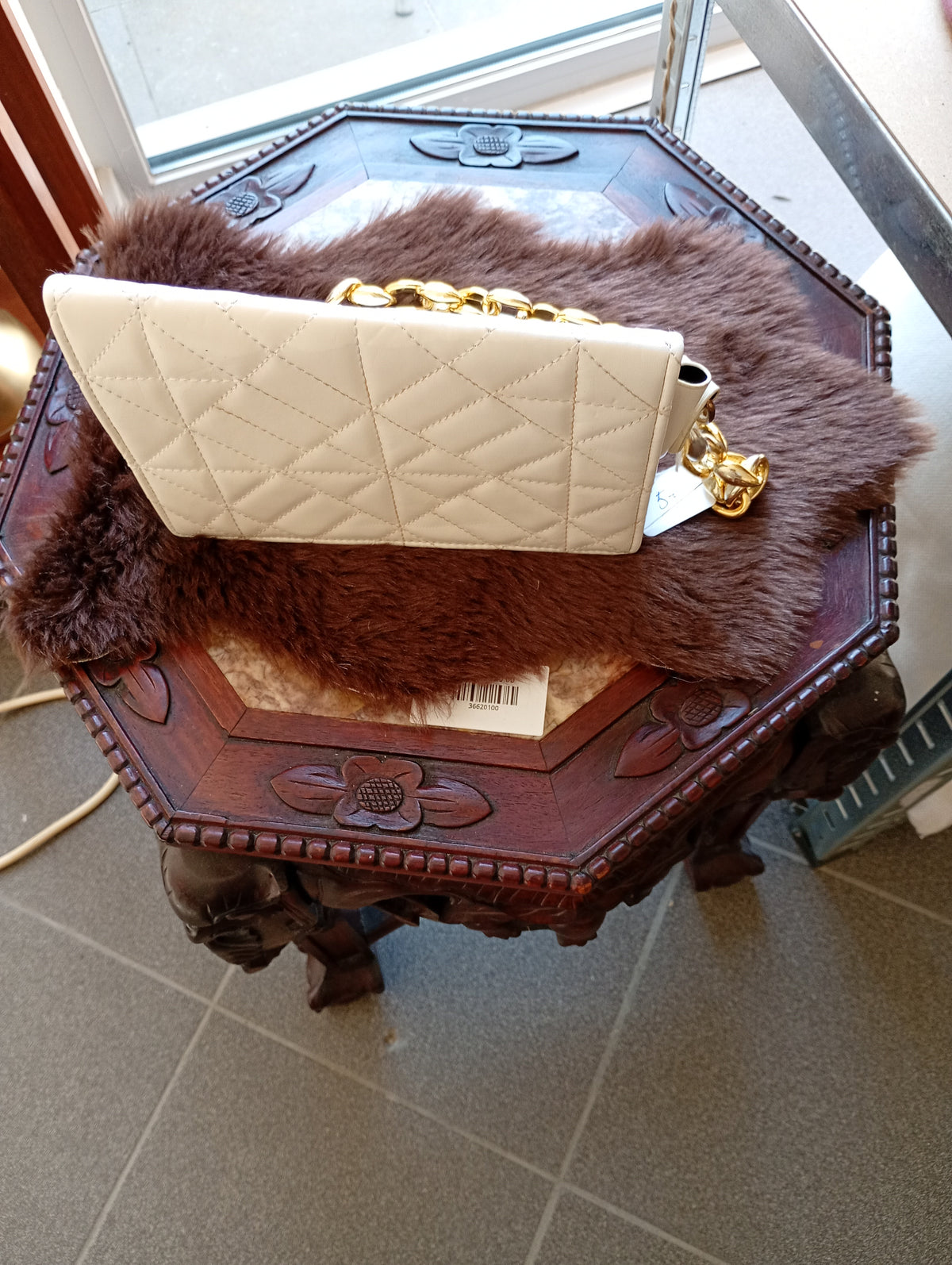 Handtas crème met gouden ketting
