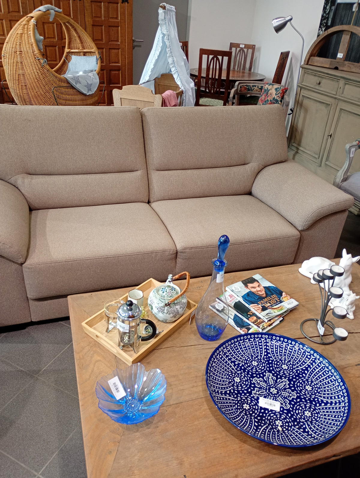 Prachtige taupe stoffen sofa