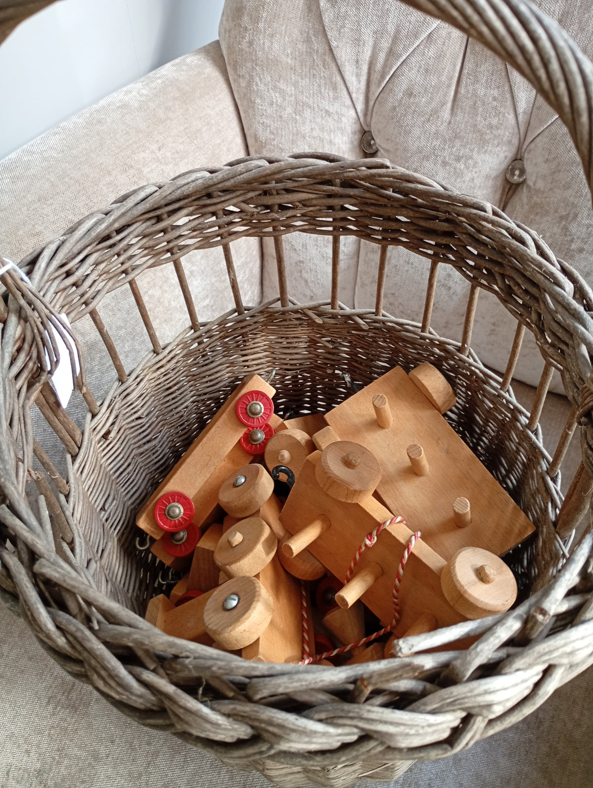 Mand met houten trein