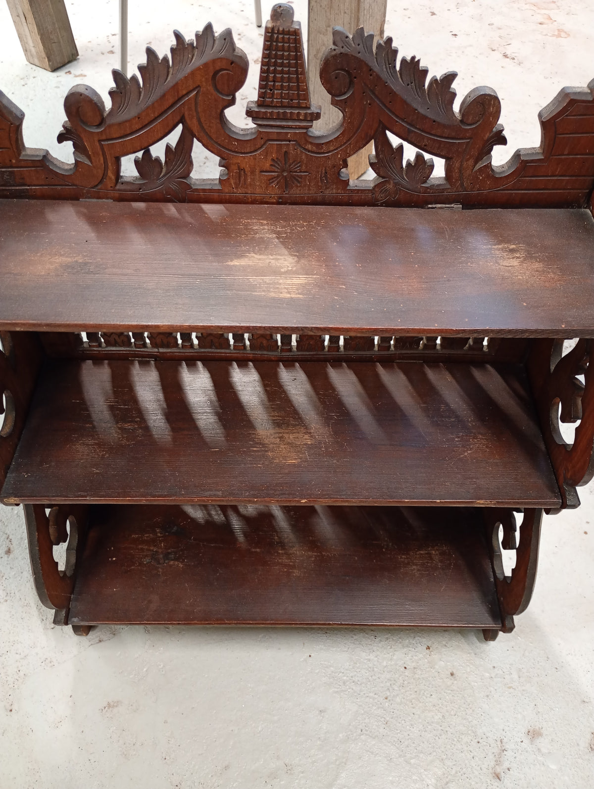 Vintage houtgesneden wandrek