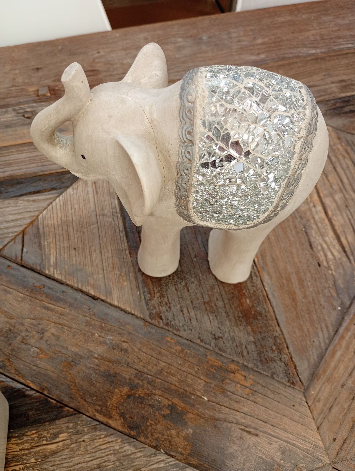 Olifant met mozaïek zadel