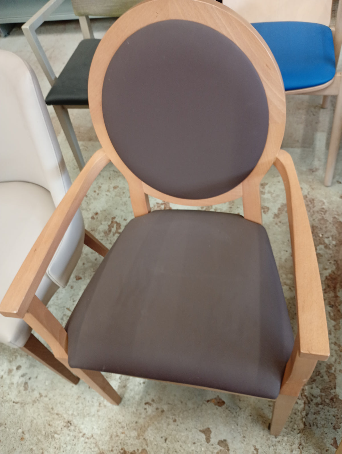 Stoel bruin houten armleuning