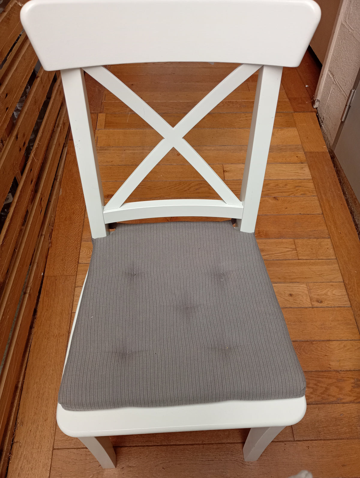Witte houten stoel met kussen